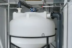 Емкость ЦКТ 3000 л с патрубком 90мм с фланцем под плотность до 1,2 г/см3 белая в обрешетке с лестницей