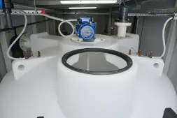 Емкость ЦКТ 3000 л с патрубком 90мм под плотность до 1,5 г/см3 белая в обрешетке с лестницей