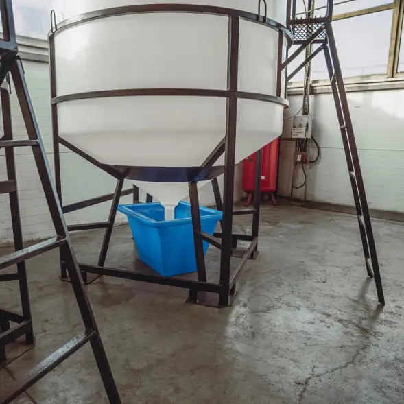 Емкость ЦКТ 5000 л с патрубком 110мм под плотность до 1,5 г/см3 белая в обрешетке